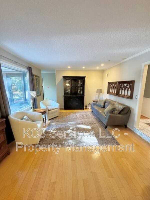 615 E 101st Ter - Photo 5 of 50