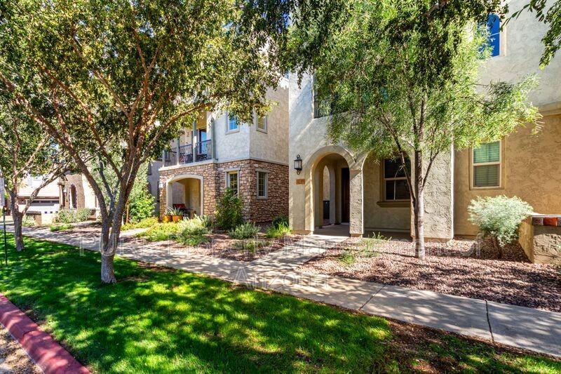 2746 S Harmony Ave - Photo 2 of 32