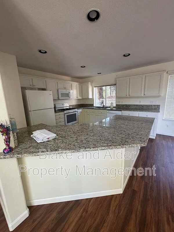 1079 Ne Creeksedge Dr - Photo 6 of 25