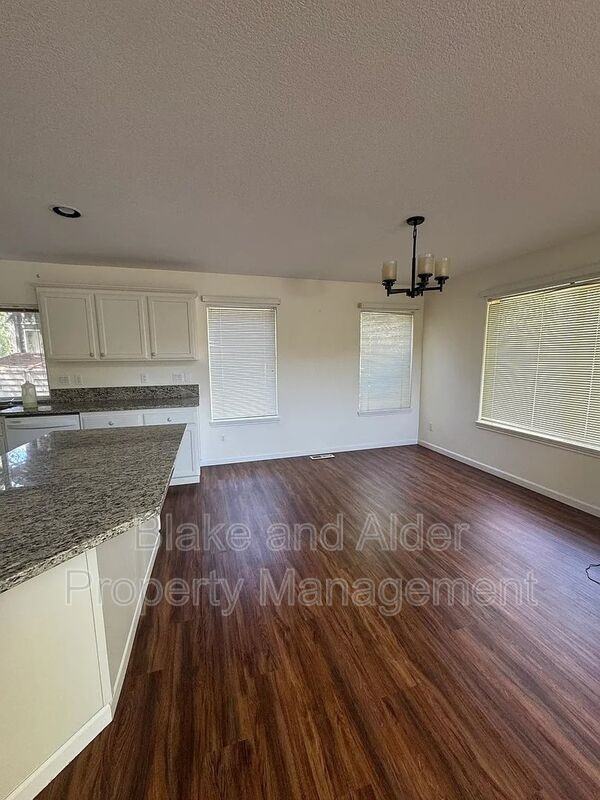 1079 Ne Creeksedge Dr - Photo 7 of 25