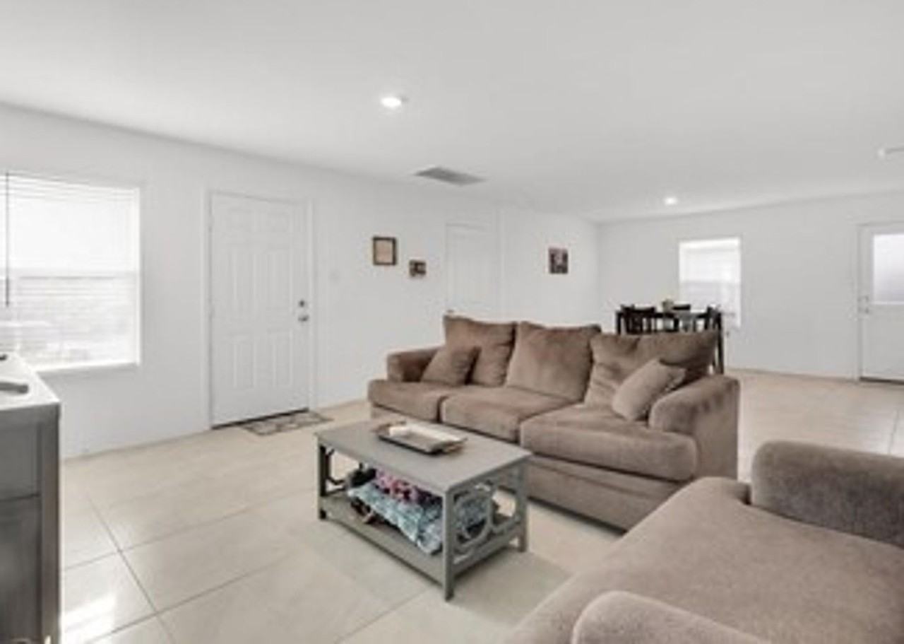 208 Rubylace Dr - Photo 3 of 18