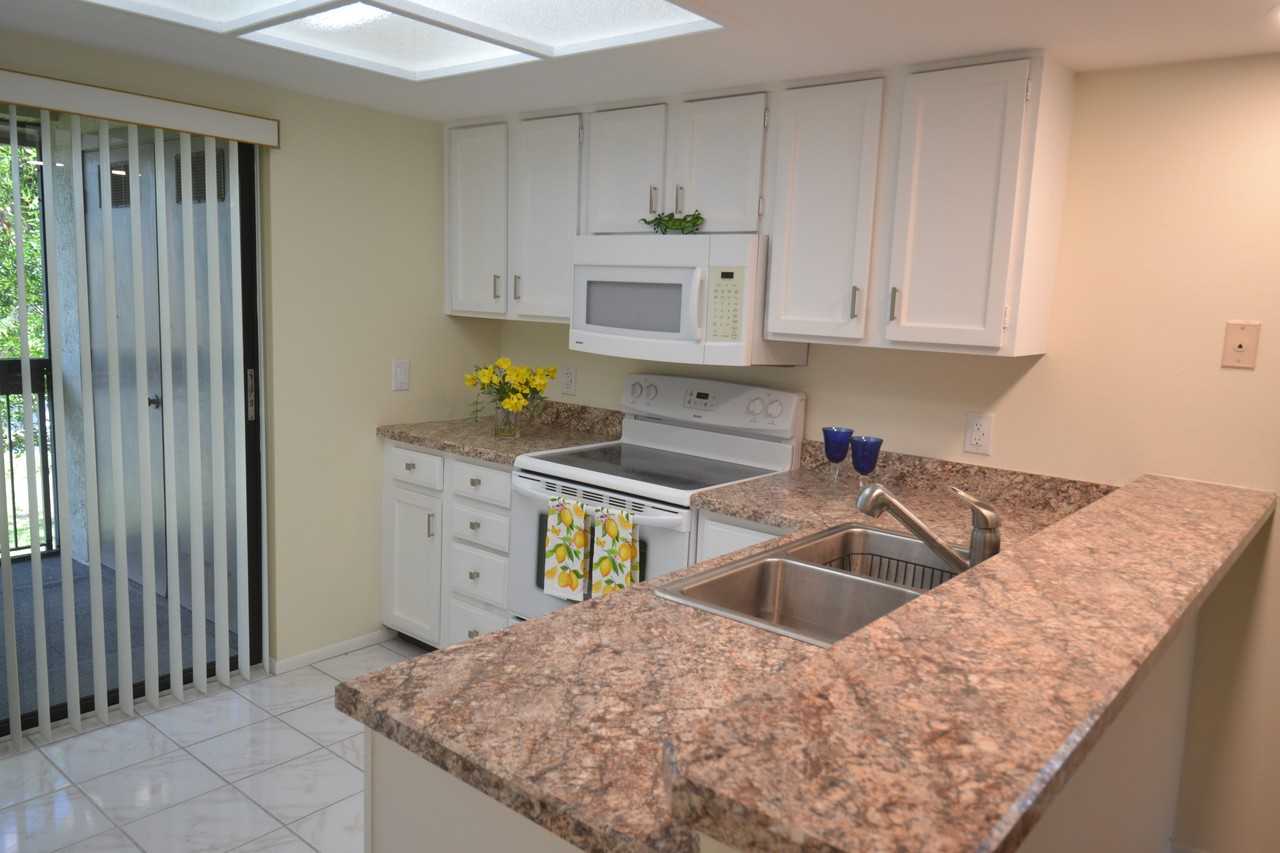 226 Woodlake Wynde - Photo 4 of 50