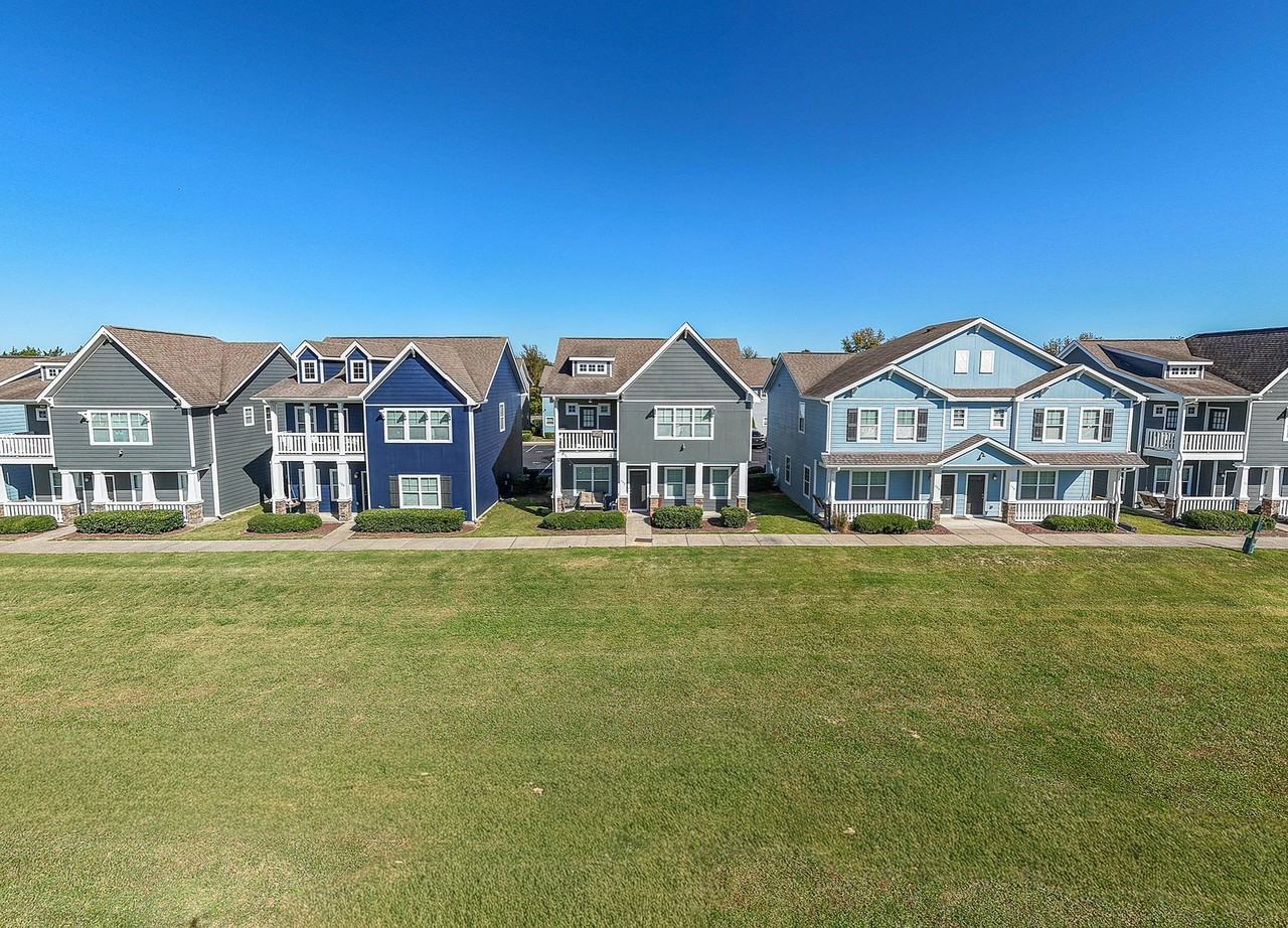 Cobalt Row - Photo 5 of 34