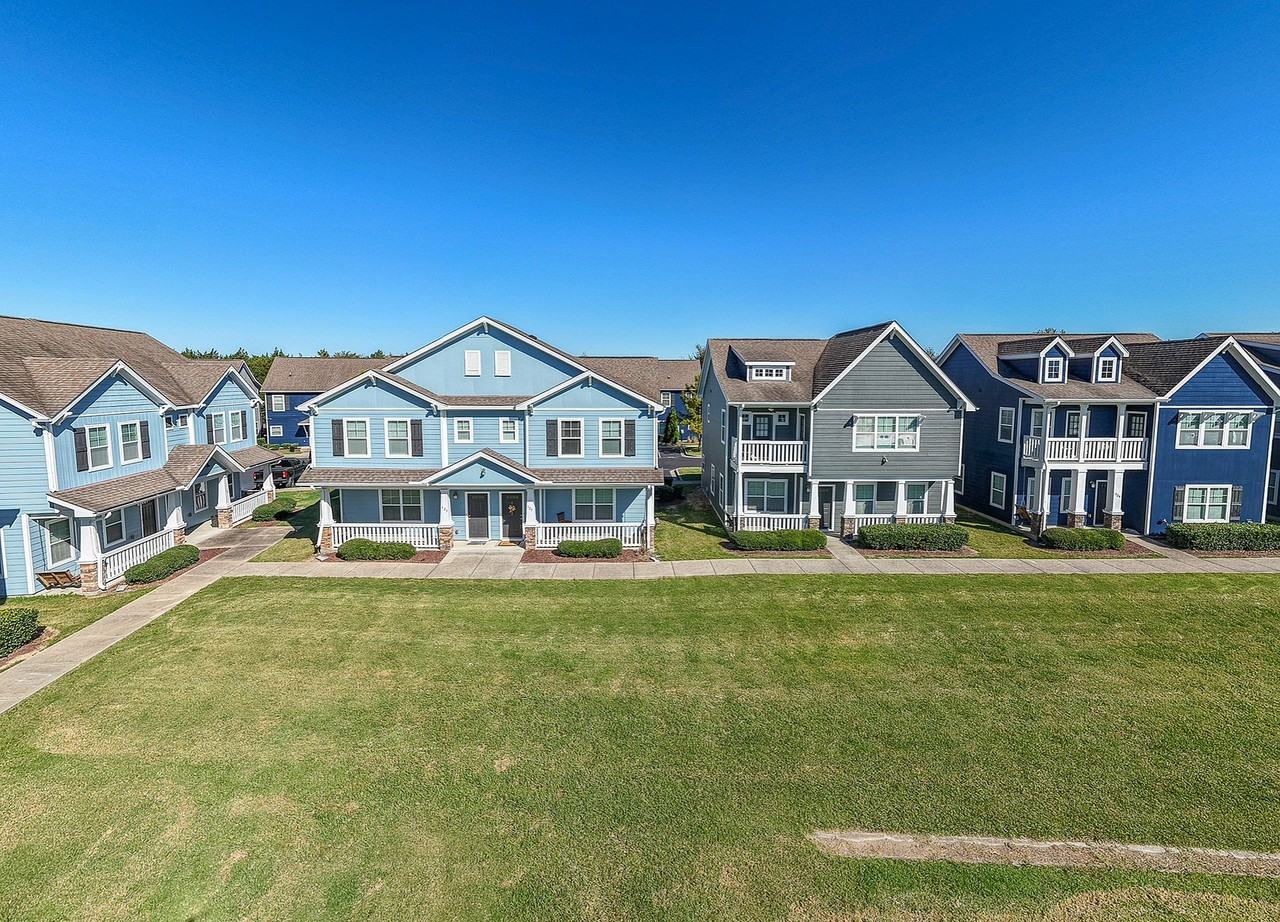 Cobalt Row - Photo 4 of 34