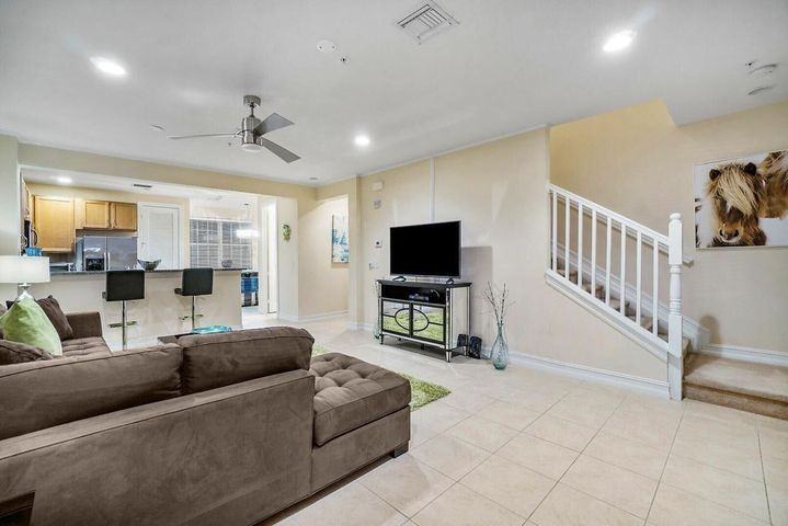 111 Southwest 2nd Avenue - Photo 6 of 8