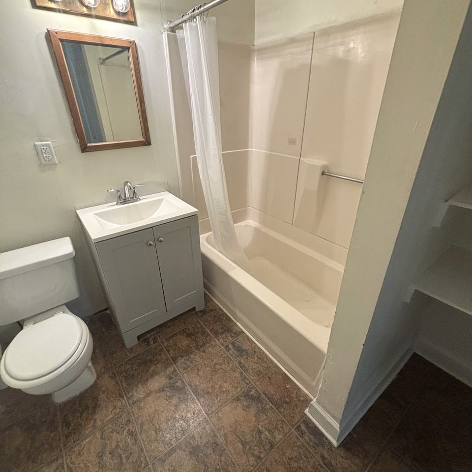 718 West Ionia Street ##3 - Photo 4 of 8