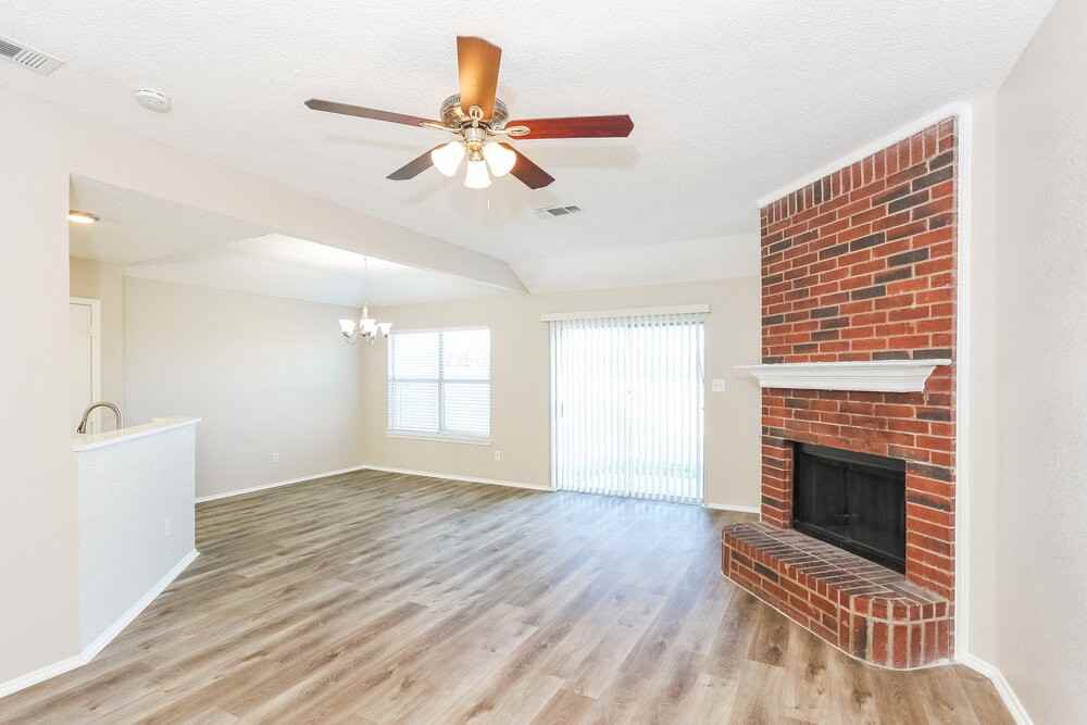 1041 Glencrest Dr - Photo 3 of 16