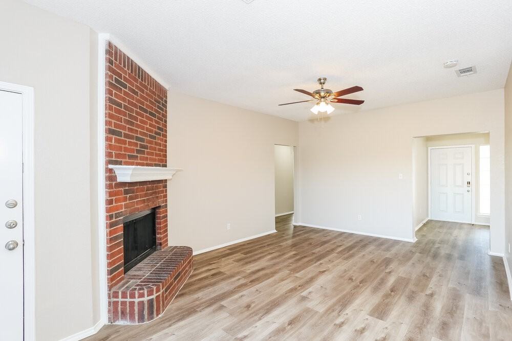 1041 Glencrest Dr - Photo 4 of 16