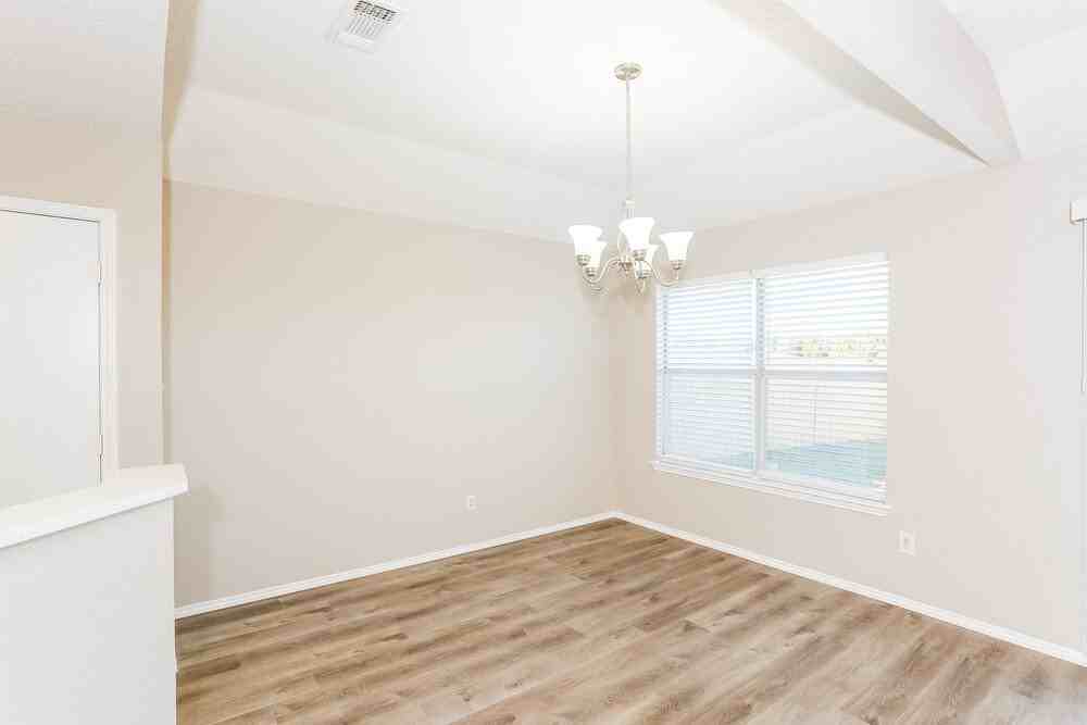 1041 Glencrest Dr - Photo 6 of 16