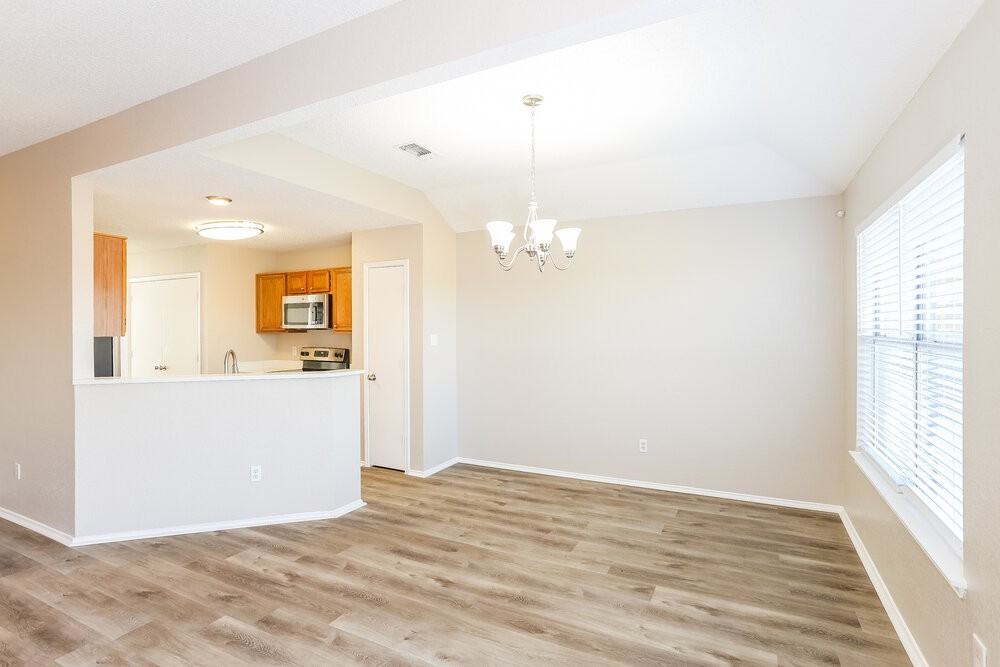 1041 Glencrest Dr - Photo 7 of 16