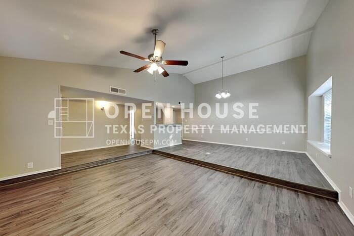 1401 Mullins Dr - Photo 5 of 24