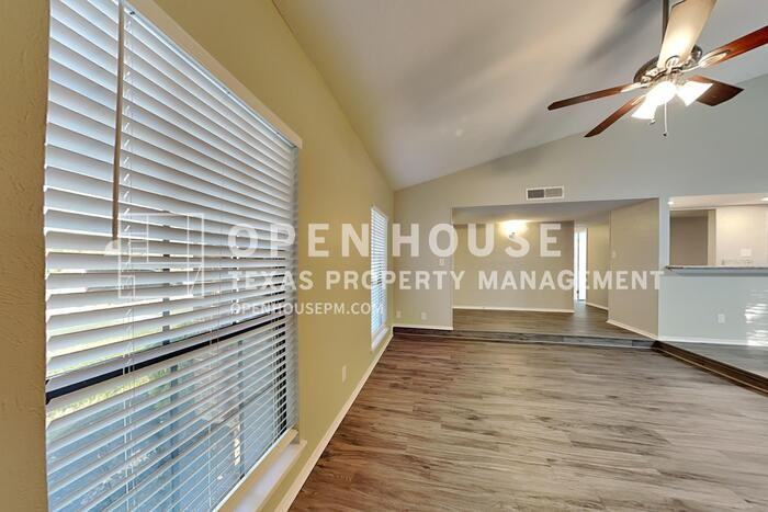 1401 Mullins Dr - Photo 6 of 24