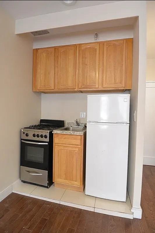 1598 3rd Ave #3D - Photo 2 of 3