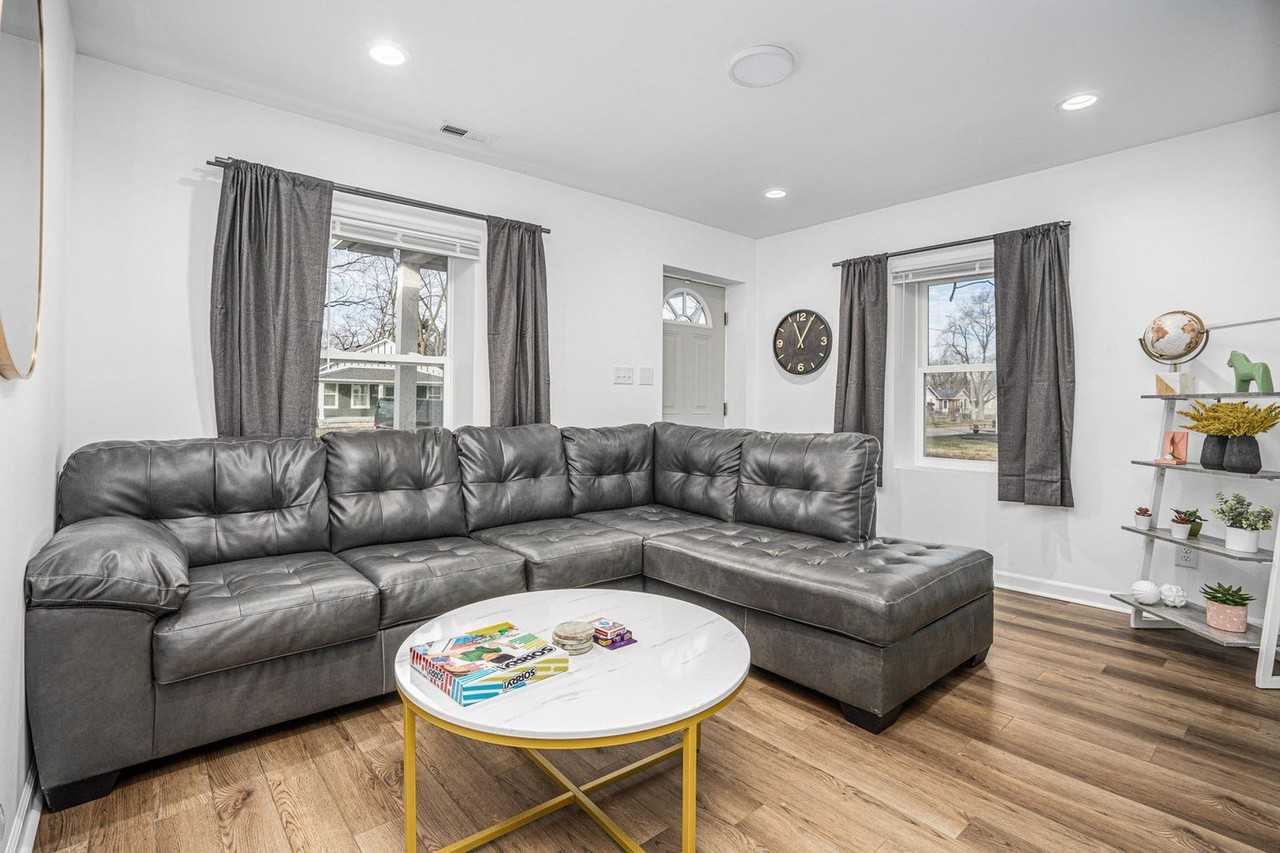 2549 Columbia Ave #1332865P - Photo 2 of 25