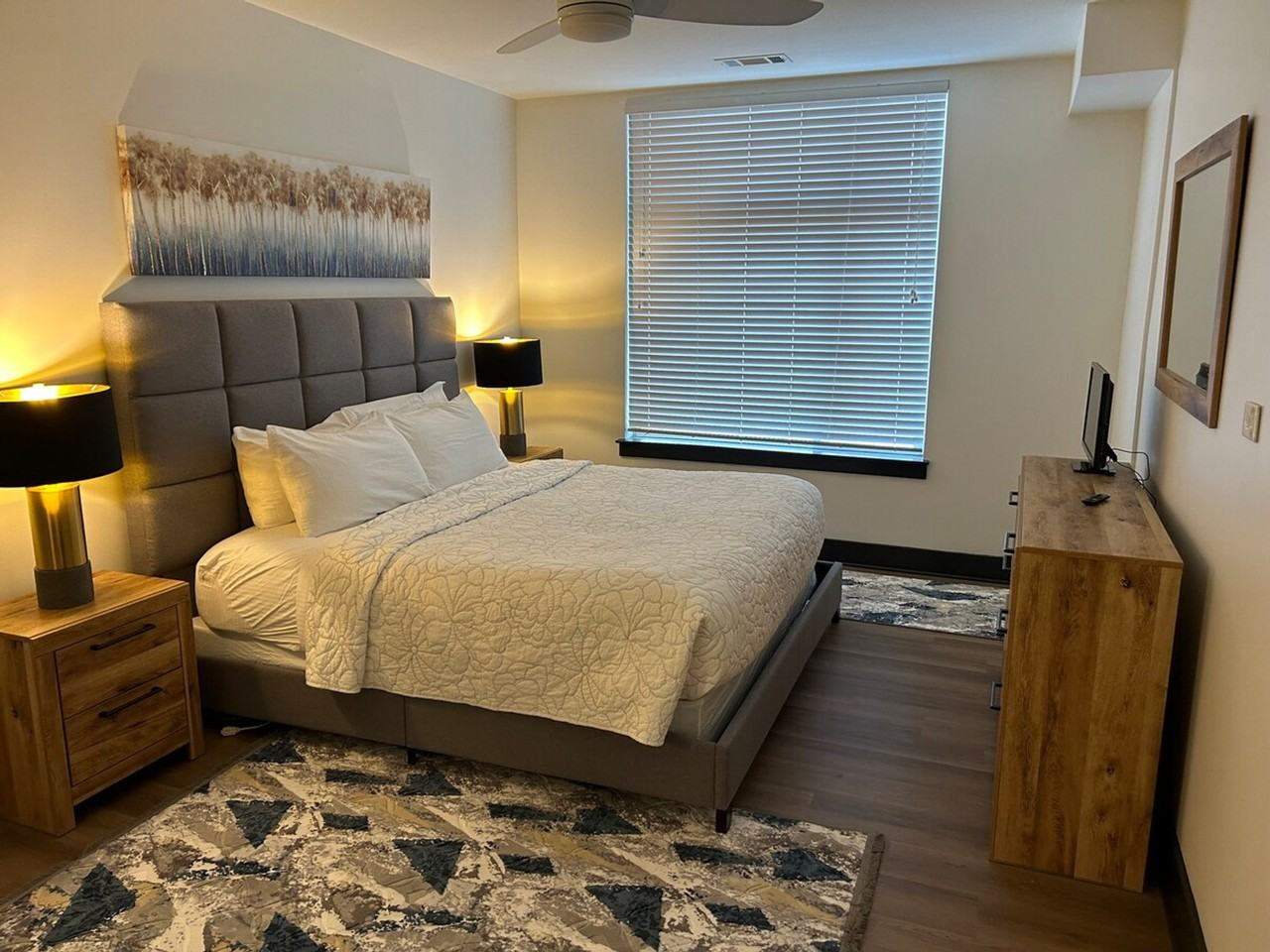 539 W Trade St #1344164P - Photo 4 of 26