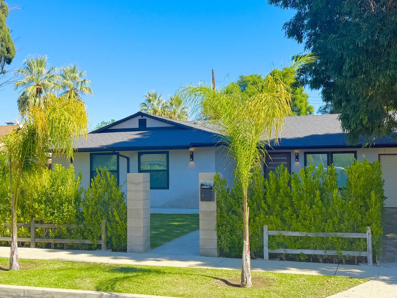 9524 Keokuk Avenue - Photo 3 of 10