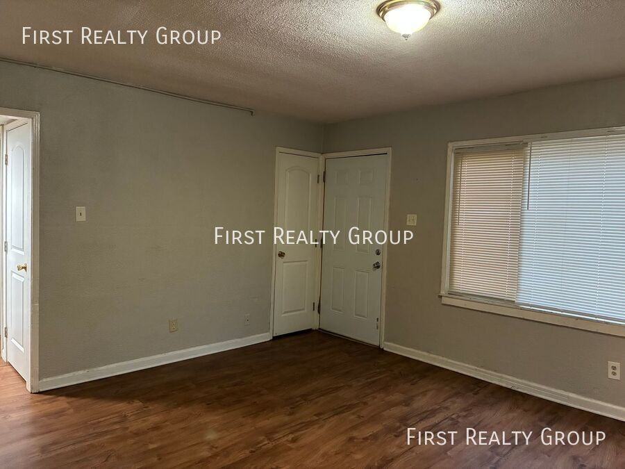 364 Sheridan Ave - Photo 4 of 8