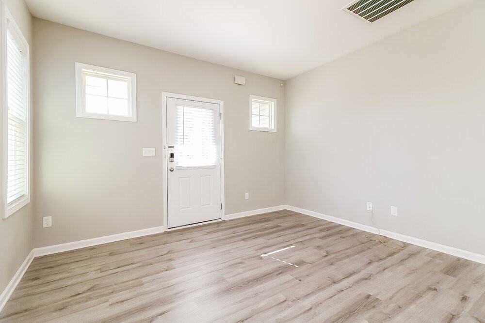 167 E Wilson St - Photo 4 of 16