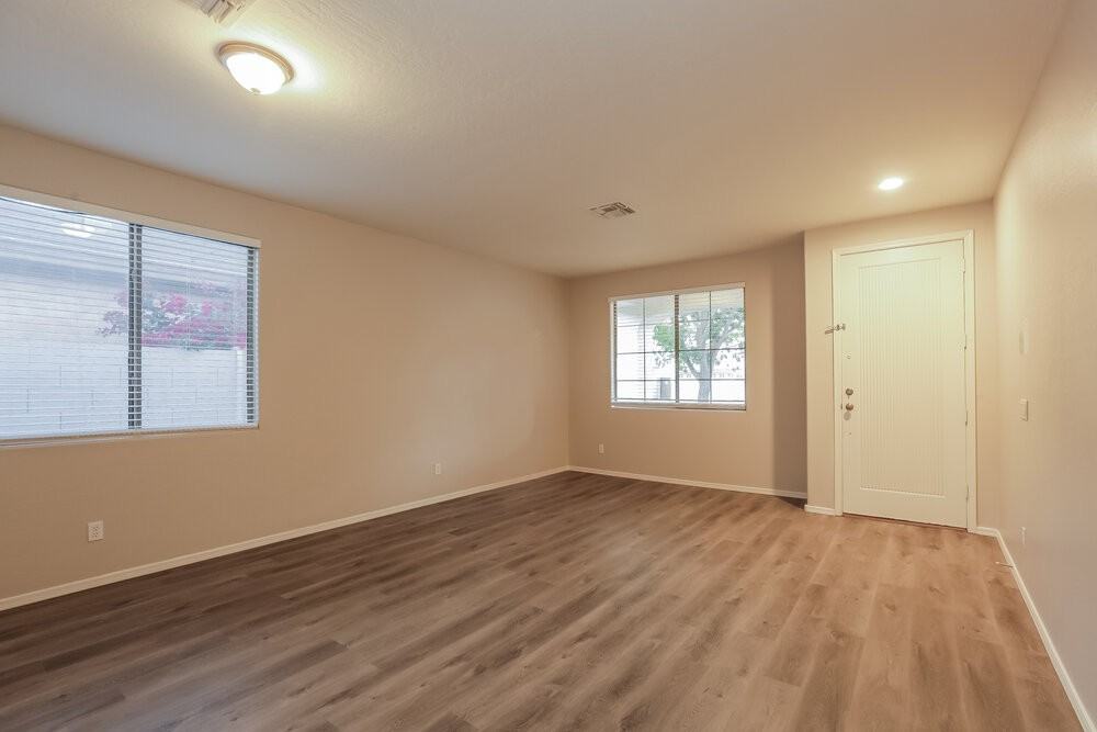 2427 E Glass Ln - Photo 3 of 12