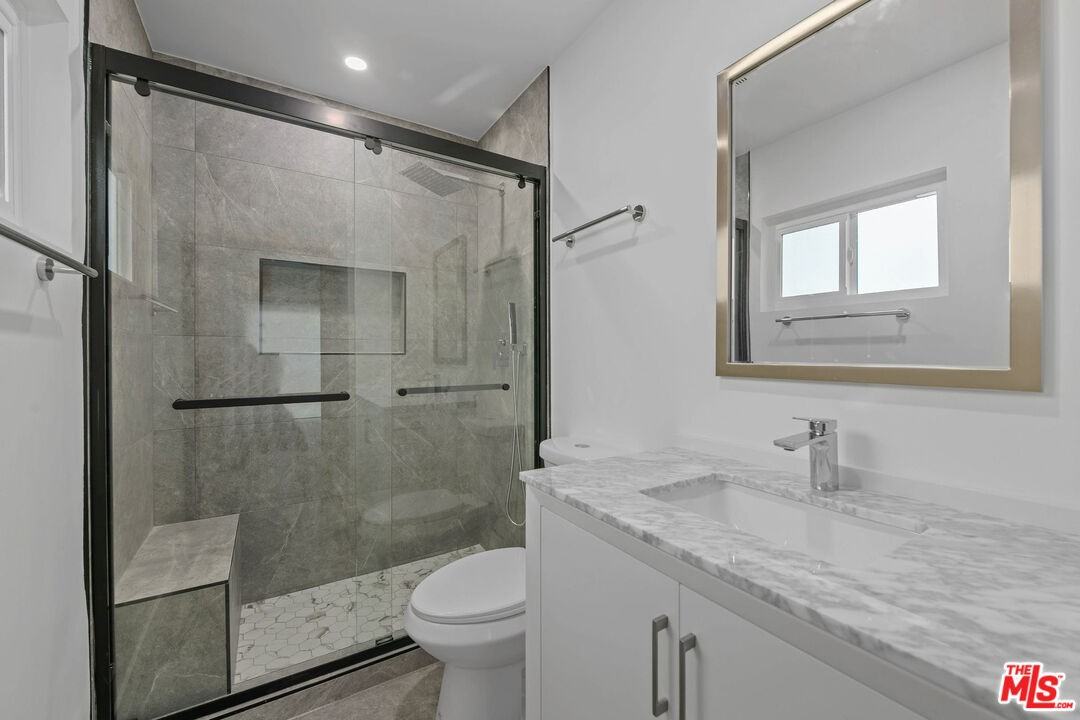 2447 N Beachwood Dr #2447-1 - Photo 7 of 19