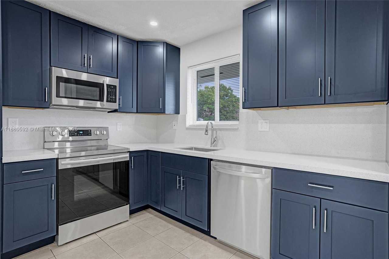 136 Nw 6th Ave #136-2 - Photo 3 of 32