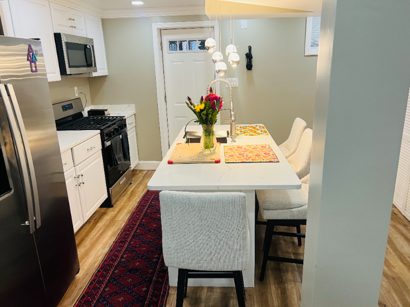 1028 Crittenden St Ne #B - Photo 4 of 10