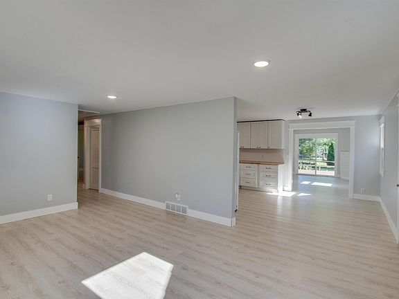 1865 Maple Dr - Photo 3 of 11