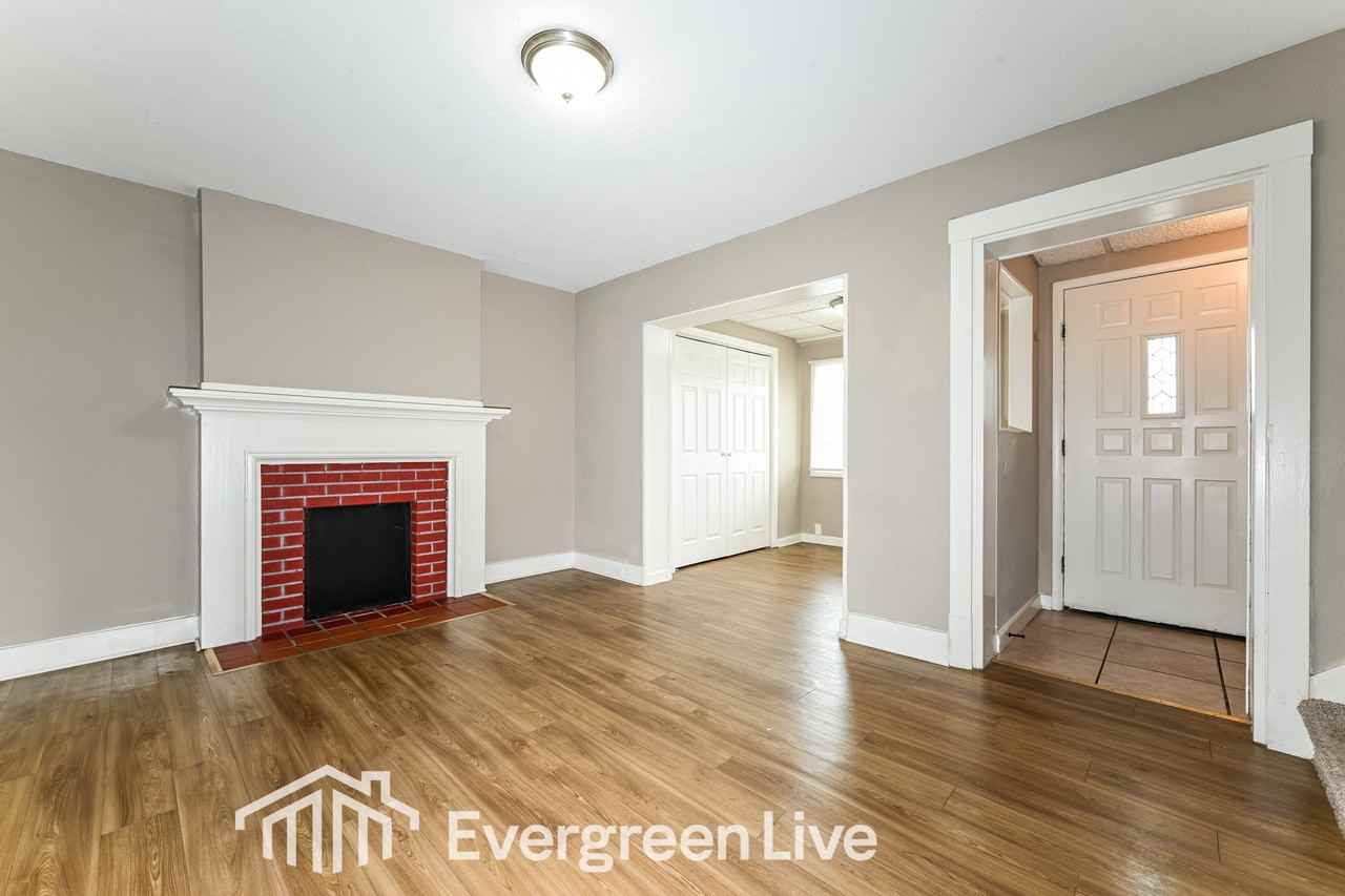 192 1/2 Saint Joseph St - Photo 3 of 16