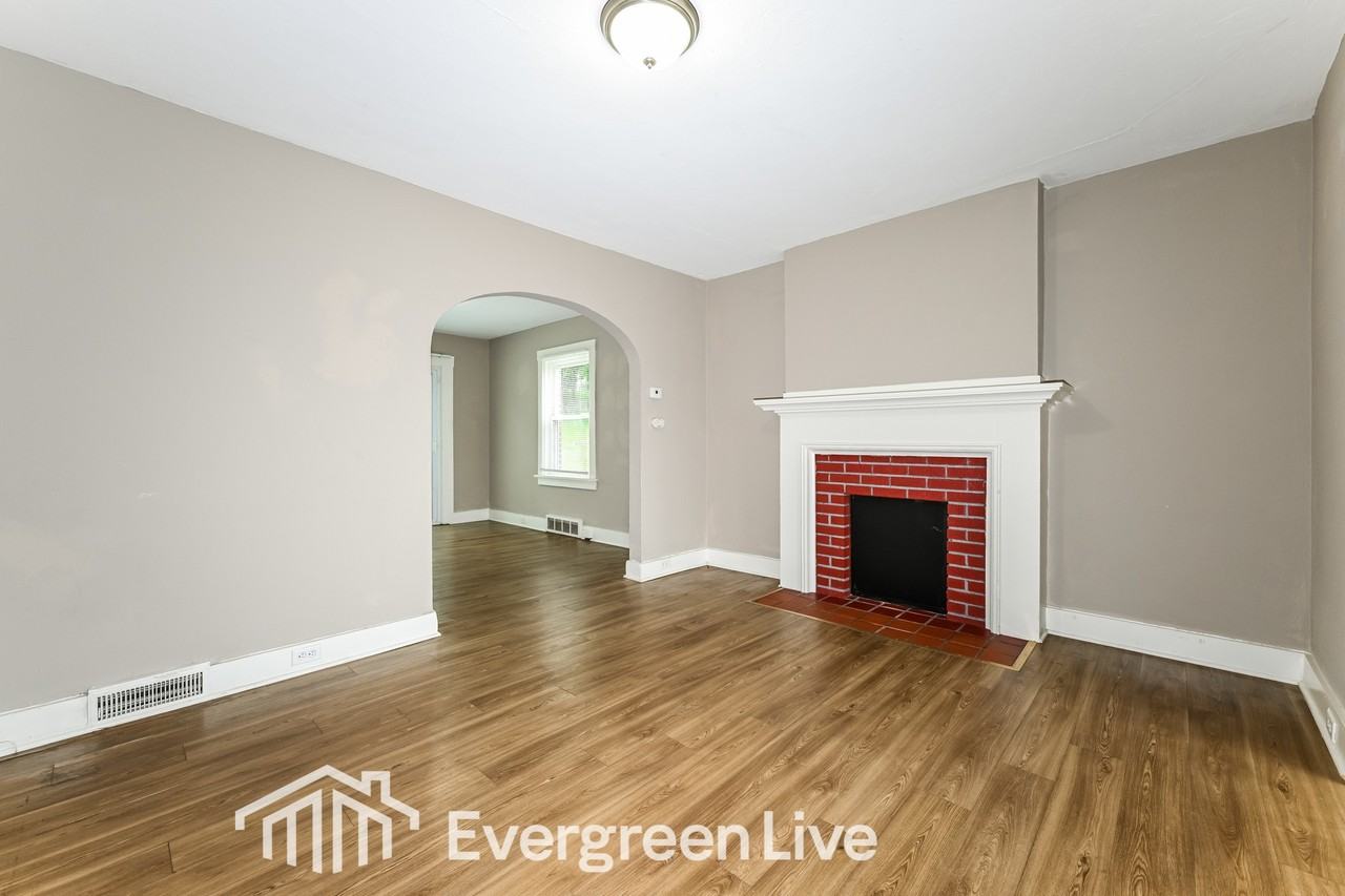 192 1/2 Saint Joseph St - Photo 4 of 16