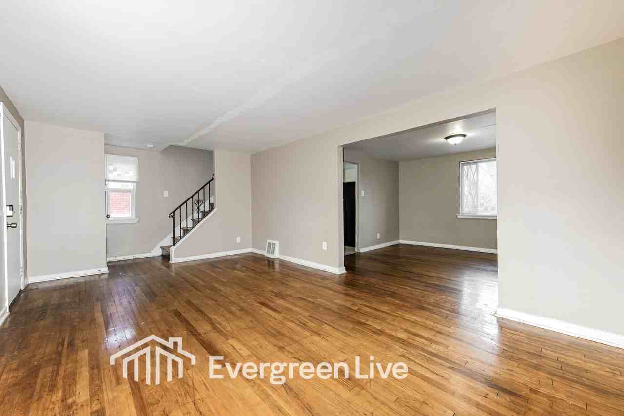 919 Elizabeth St - Photo 3 of 16