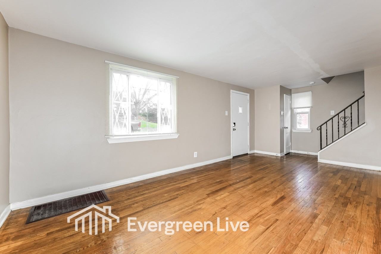 919 Elizabeth St - Photo 4 of 16