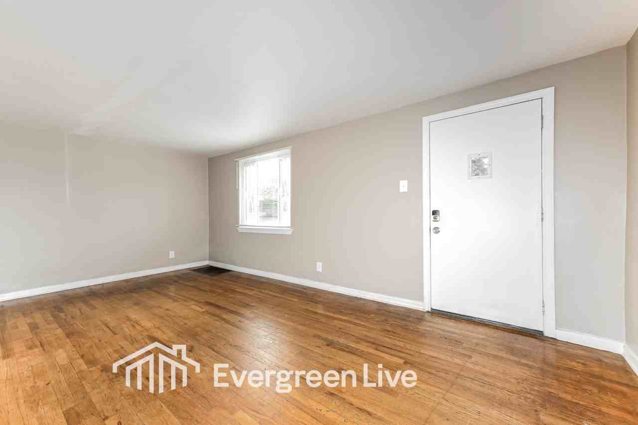 919 Elizabeth St - Photo 5 of 16