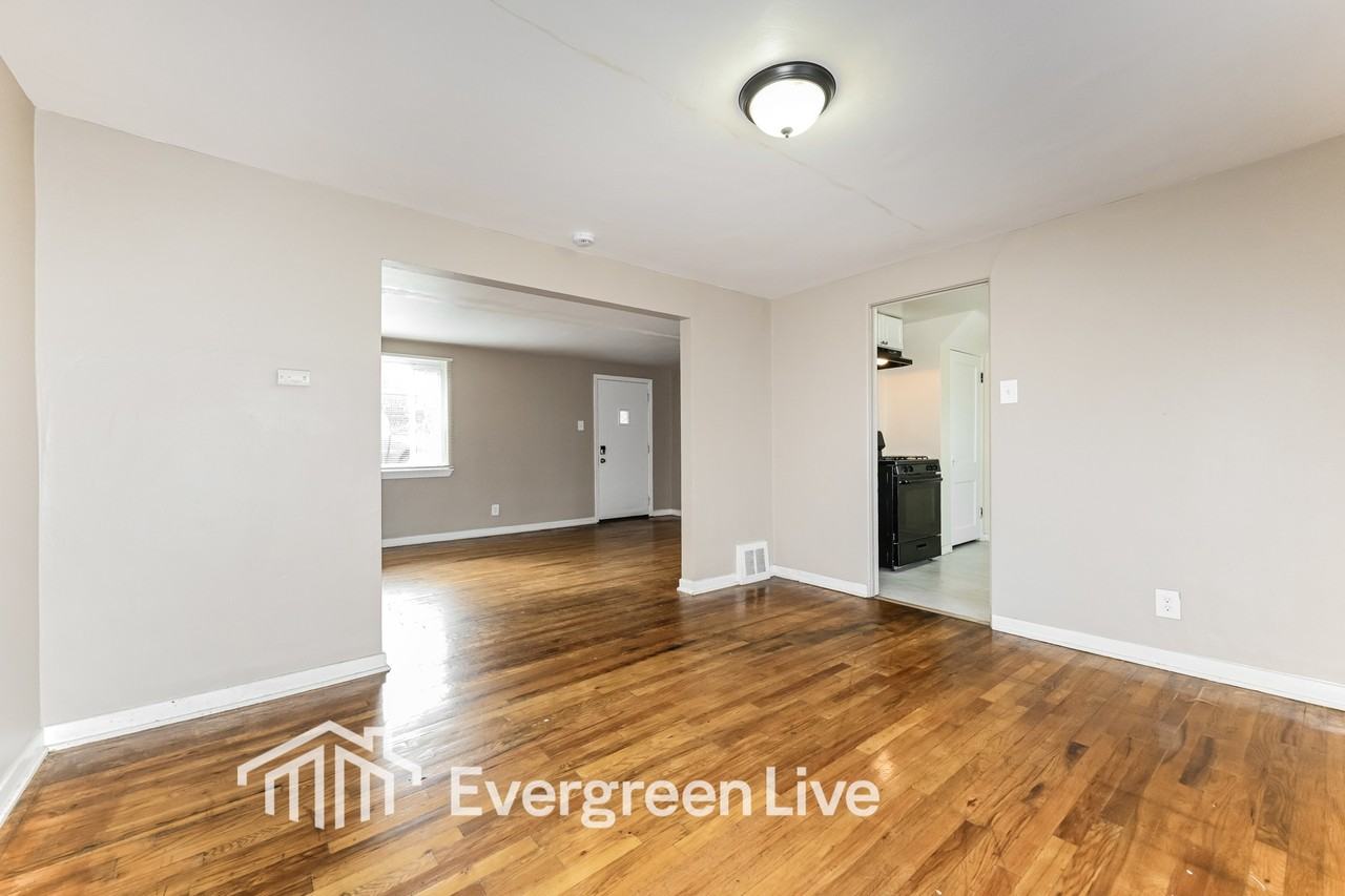 919 Elizabeth St - Photo 7 of 16