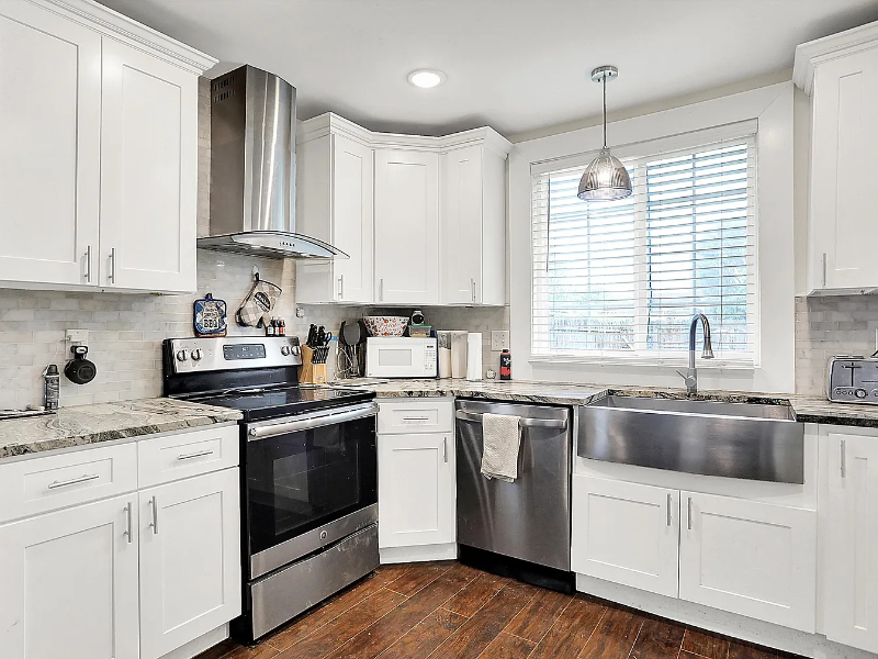 1641 Iowa St - Photo 3 of 15