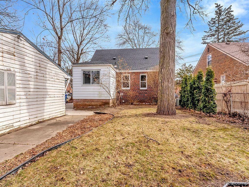 8651 Hazelton St - Photo 5 of 22