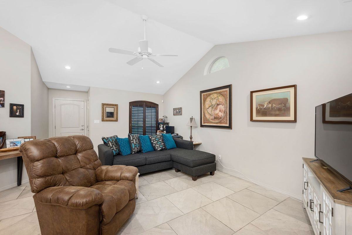 1515 N Jackson Rd - Photo 3 of 11