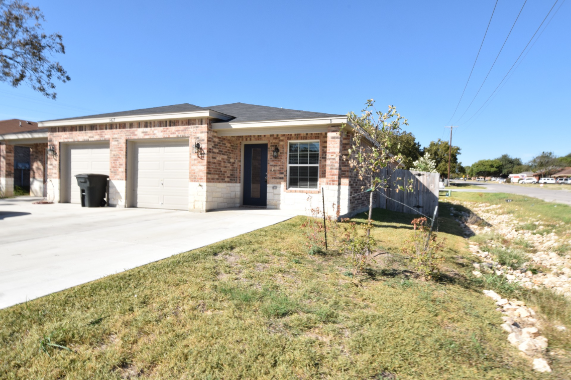 1427 Hopi Trl #B - Photo 2 of 17