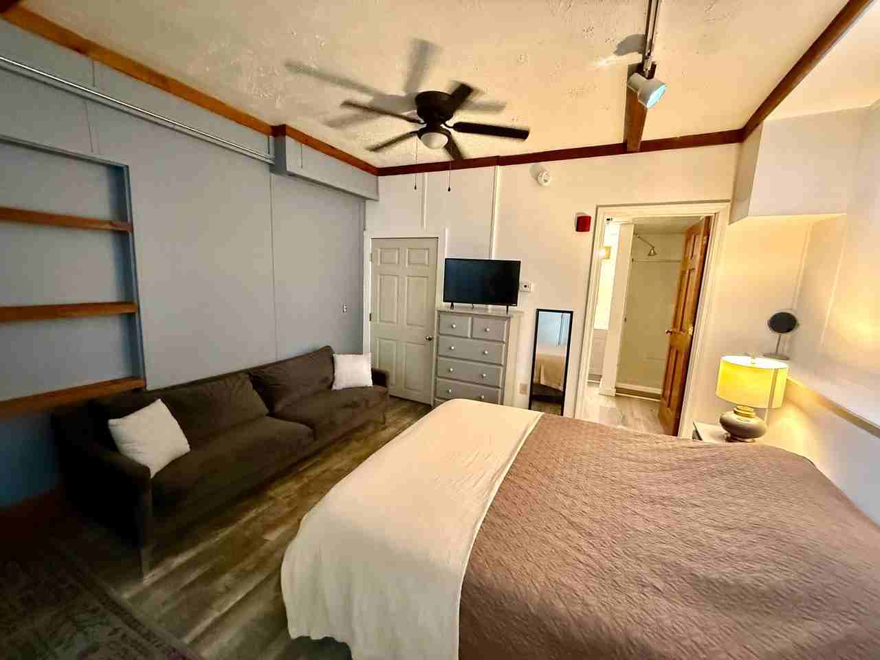 383 College Street - Photo 2 of 17