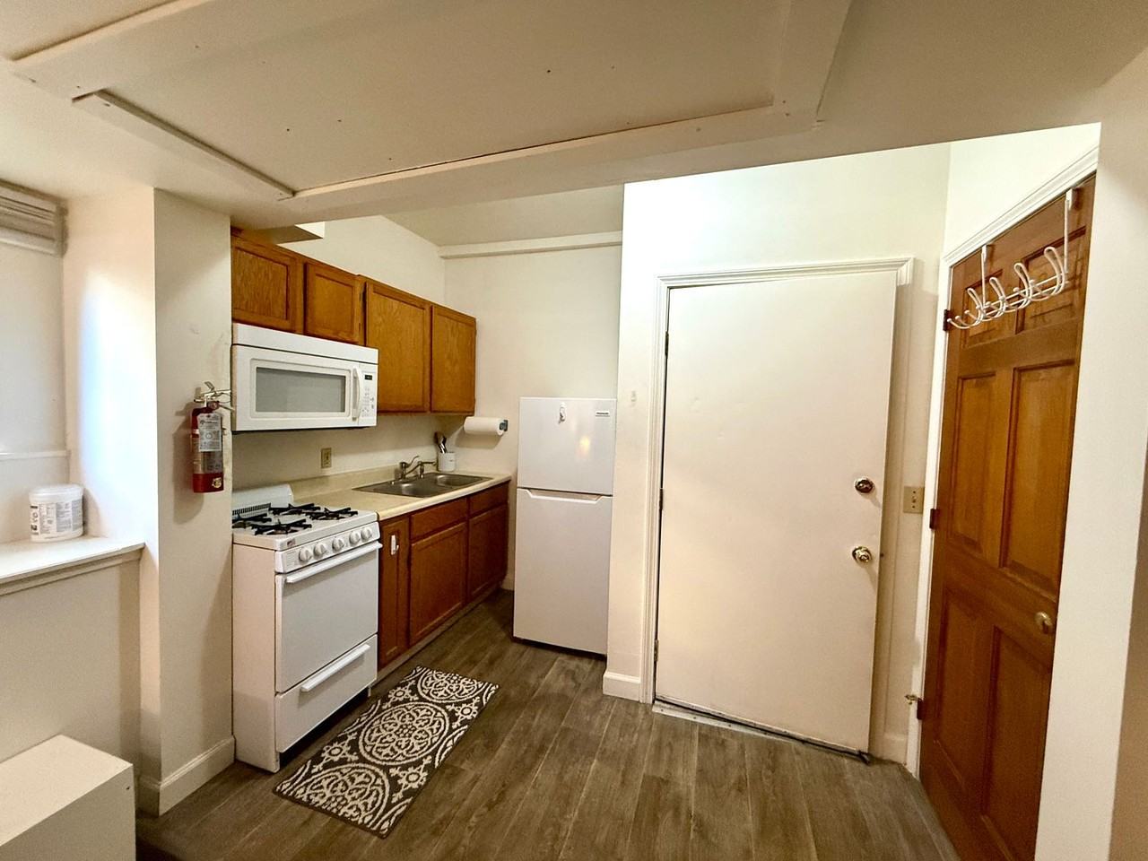 383 College Street - Photo 4 of 17