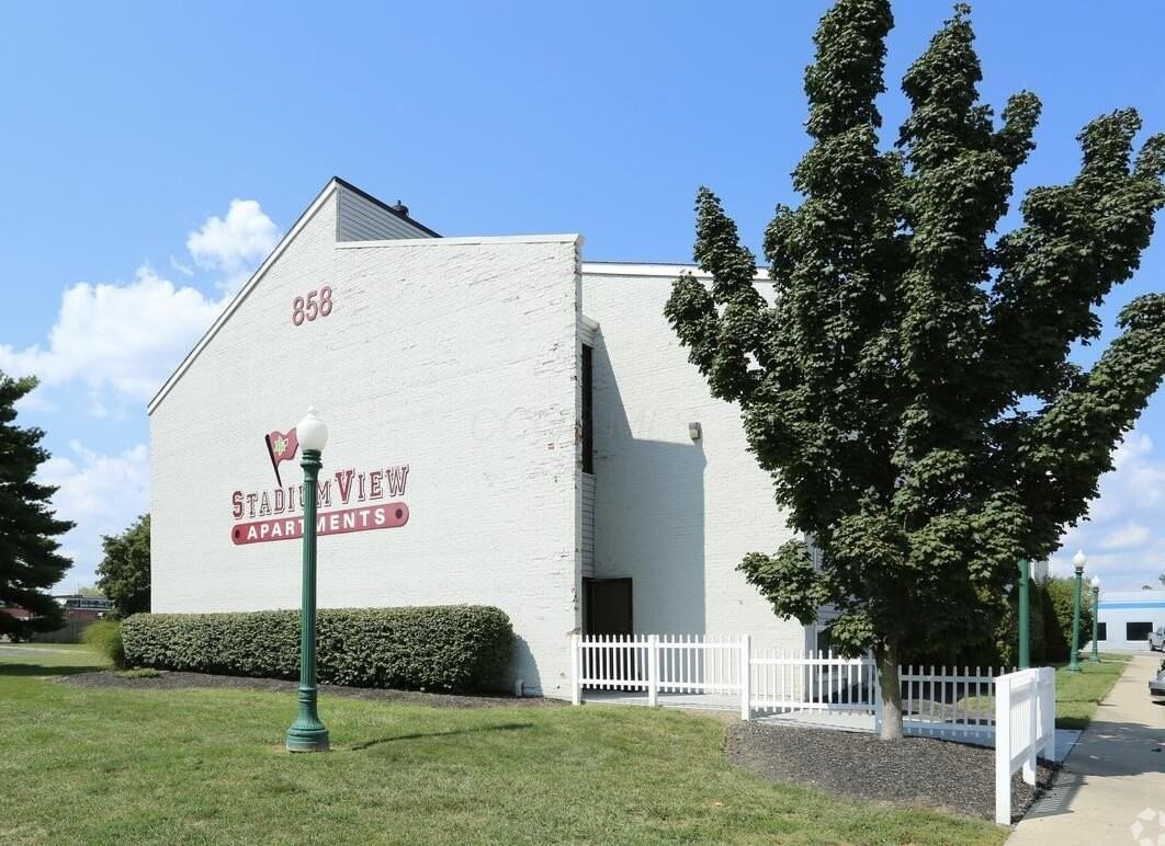 858 Kinnear Rd - Photo 3 of 18