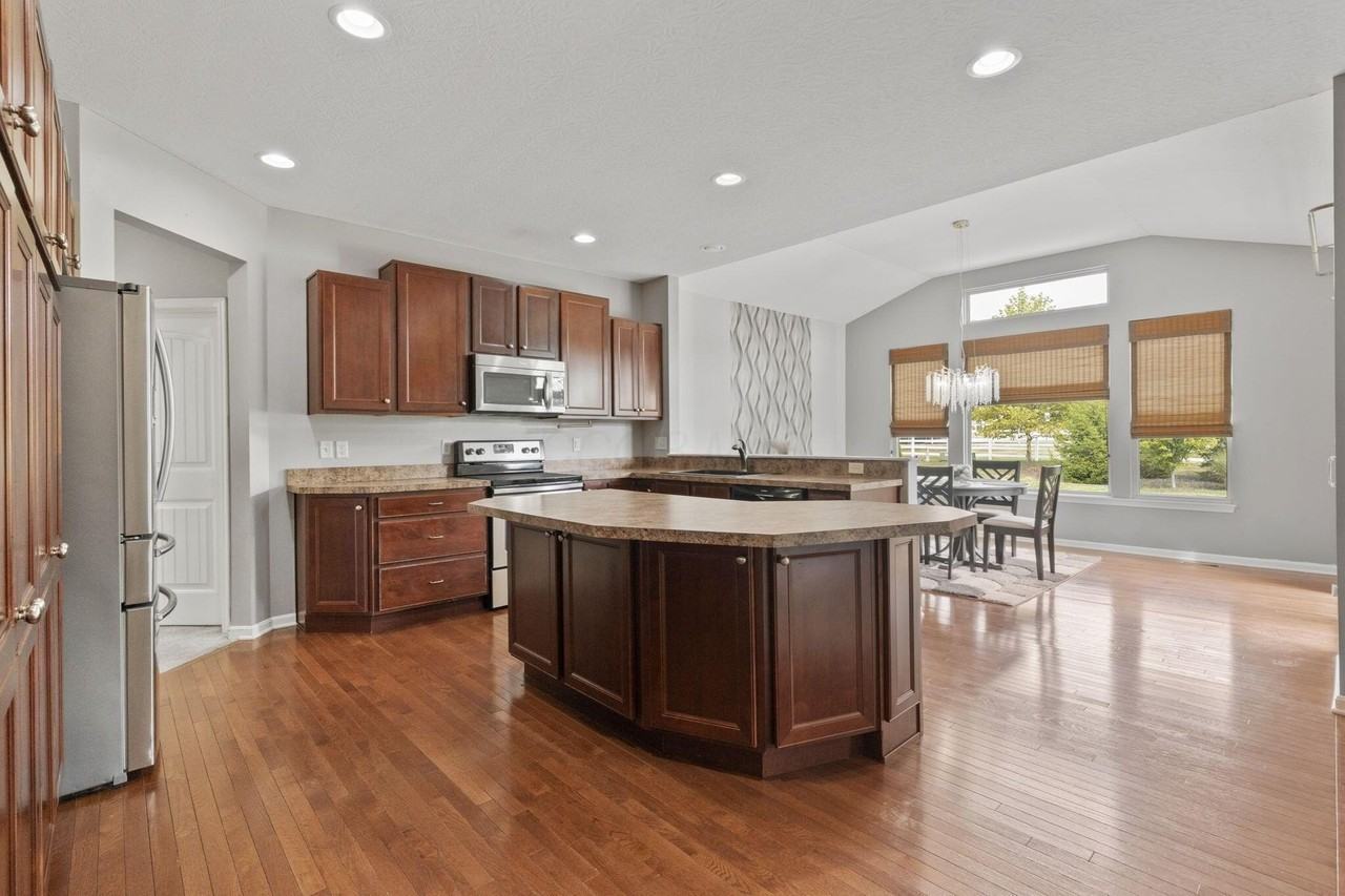 6185 Dietz Dr - Photo 4 of 24