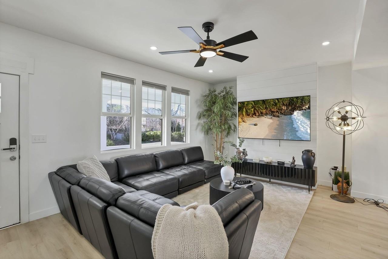 1466 Hamlet St - Photo 5 of 50