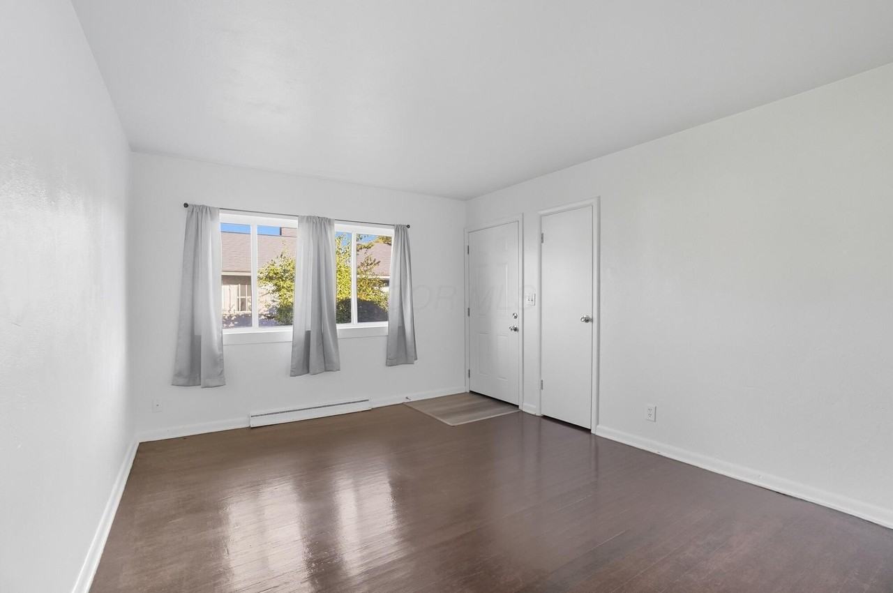 1927 Vaughn Street - Photo 2 of 23