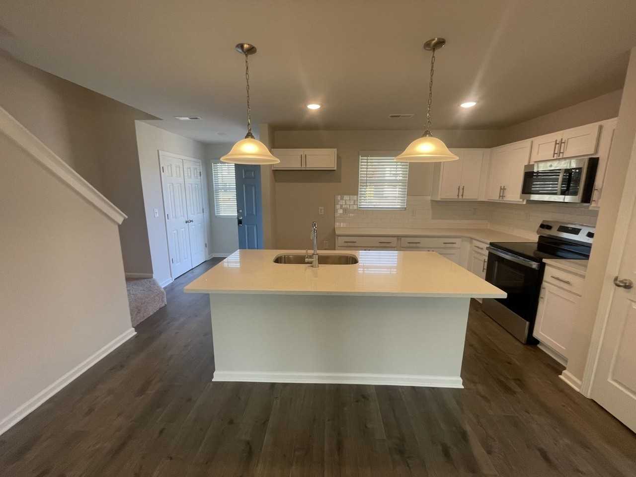 1001 Peony Ln - Photo 4 of 14