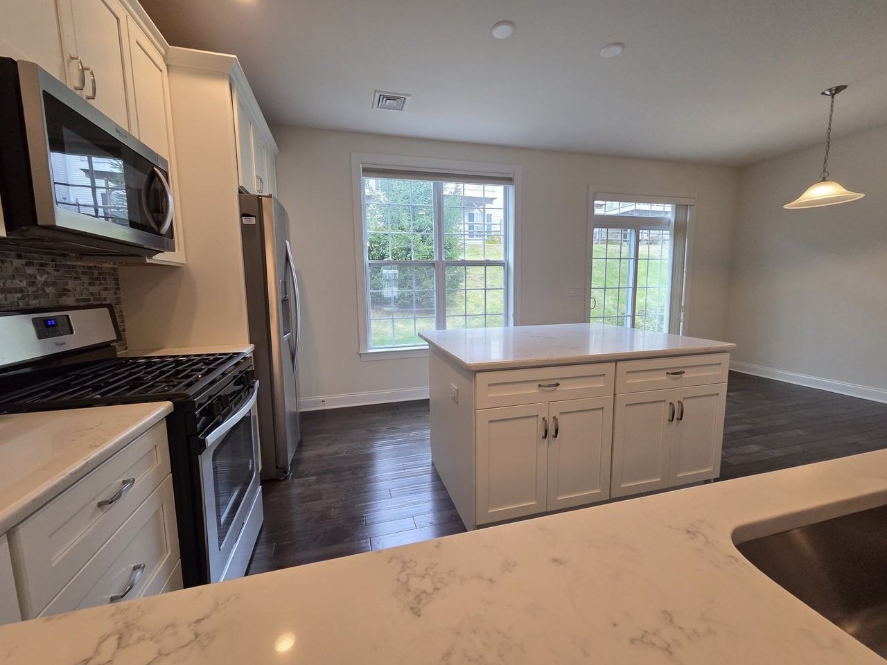 12 Putnam Ln - Photo 4 of 33