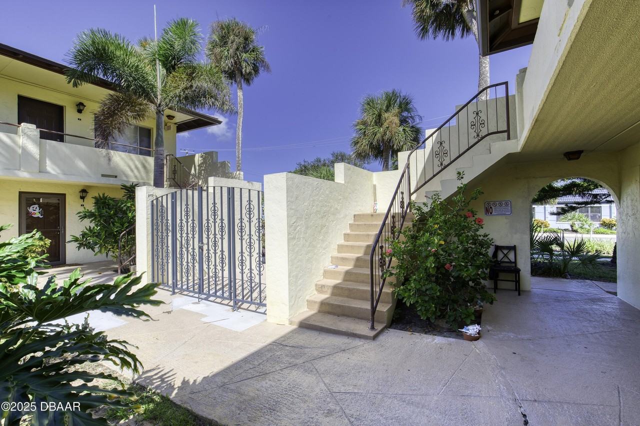 400 Oakridge Blvd Apt 23 #23 - Photo 4 of 23