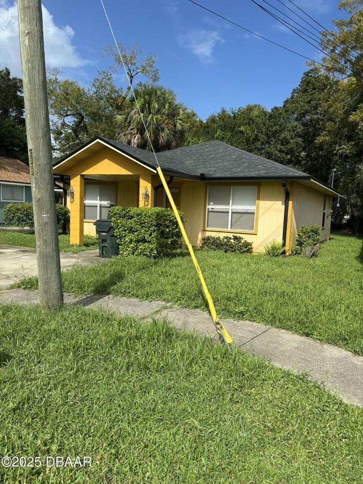 411 Pleasant St - Photo 2 of 9