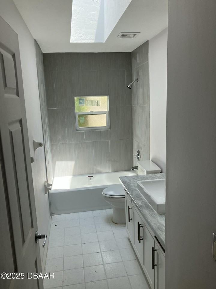 411 Pleasant St - Photo 5 of 9