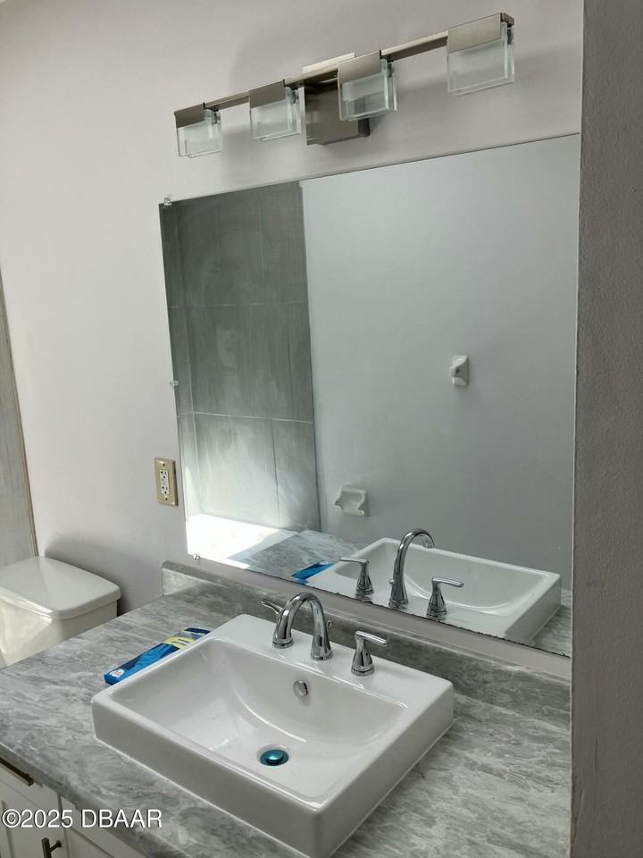 411 Pleasant St - Photo 6 of 9