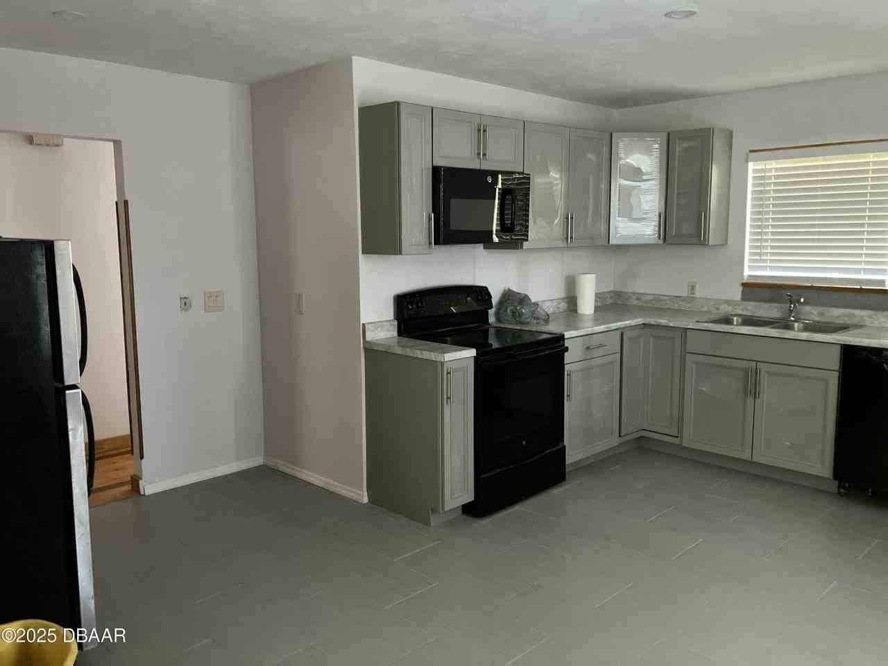 411 Pleasant St - Photo 7 of 9